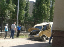 Инкассаторский автомобиль провалился в яму на юге Волгограда 