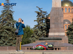 Огромный бронзовый венок сняли с братской могилы в центре Волгограда