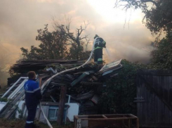 После крупного пожара в Дзержинском районе Волгограда начали разбирать завалы
