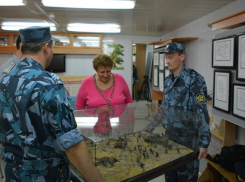 Осужденный в Волгограде подарил лицею №8 диораму с реконструкцией освобождения Крыма