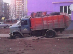 В Волжском под асфальт ушел мусоровоз 