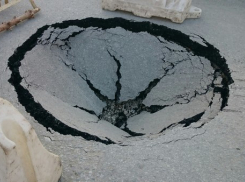 В Ворошиловском районе Волгограда асфальт обрушился на метровую глубину 