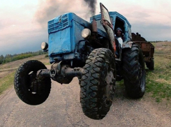 Тракторист протаранил ВАЗ под Волгоградом: два человека пострадали 