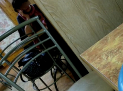 Чрезмерные «старания» работницы образования на избирательном участке под Волгоградом случайно попали на видео