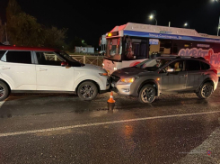 Женщина пострадала в массовом ДТП с фурой в Волгограде
