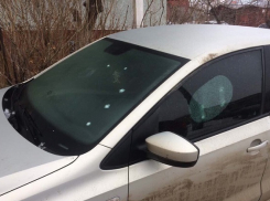 Иномарку жительницы Волгограда обстреляли возле дома после серьезных угроз