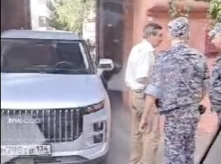 Частная скорая и китайский внедорожник попали в конфликт в центре Волгограда