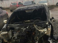 На юге Волгограда сгорела иномарка «Е»-класса