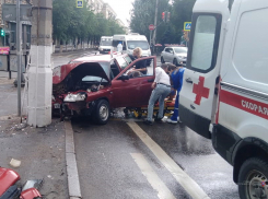 «Одиннадцатая» в Волгограде из-за разорвавшегося троса влетела в столб: ДТП попало на видео