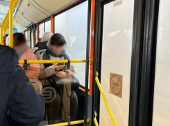 Поездки вслепую устраивают волгоградцам в скандальном автобусе №2