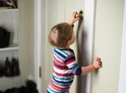 В Волгограде 2-летнюю девочку вызволили из запертой квартиры