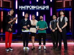  «Утром на четырех ногах, днем на двух», - Ляйсан Утяшева показала свою гибкость на шоу «Импровизация»