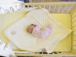 В Волгограде малышку, упавшую с дивана, выписали 