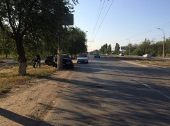 На юге Волгограда водитель «девятки» врезался в столб: пострадали трое