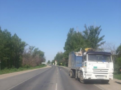 В Волгоградской области КамАЗ сбил пешехода: женщина погибла в больнице