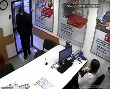 В Волгограде мужчина связал руки сотрудника кредитной фирмы и ограбил ее