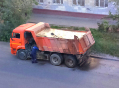 Волгоградцев удивили перевозкой жидкого бетона в открытом кузове