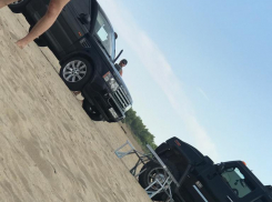 Волгоградцы пожаловались на обилие автомобилей на пляже Крит