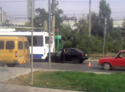 В Волгограде водитель «Шевроле Ланос» въехал в троллейбус на остановке