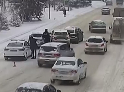 Тетрис из легковушек перегородил Первую Продольную в Волгограде: видео ДТП