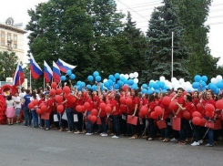 Волгоградцы пронесли 40-метровый флаг России и отпустили в небо 1000 шариков