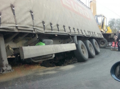 Фура не вписалась в поворот и провалилась в огромную яму на волгоградской дороге