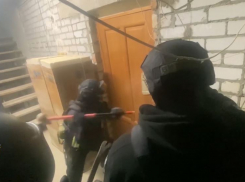 ФСБ вскрыла подпольную нарколабораторию в Волгограде — видео штурма