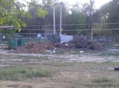 В мусоре утопает детская площадка в одном из дворов Волгограда