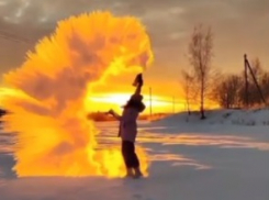 Кипяток замерзает моментально: волгоградцы в аномальные морозы сняли «дубакчеллендж»