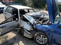 Семь человек пострадали в ДТП на юге Волгограда: семья ехала на море