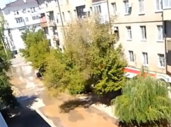 Плывут как в Венеции и сидят сутками без воды: волгоградцы выживают в коммунальной разрухе