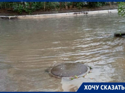 «Мы не можем выйти из подъезда»: океан воды из-за порыва трубы под землей на видео показала жительница Курчатова 14