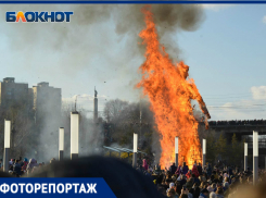 Волгоградцы проводили зиму и сожгли гигантское чучело Масленицы