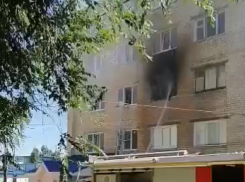 При пожаре в общежитии в Камышине погибла женщина: видео с места ЧП