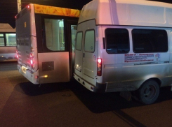 Маршрутка и автобус «Питеравто» нового маршрута № 35 столкнулись в центре Волгограда