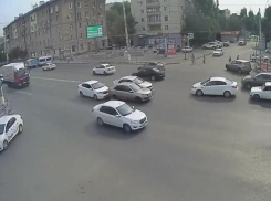 В Волгограде легковушка врезалась в стоящую на светофоре машину: авария попала на видео
