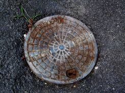 В Волгограде продолжают воровать люки со смотровых колодцев