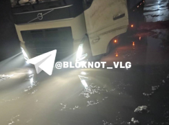 Жуткое место для фур показали на видео в Волгограде: они здесь уходят под воду