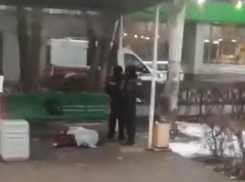 В Волжском на остановке нашли труп мужчины