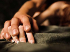 42-летняя волгоградка скончалась в постели молодого электрика после драки с ним