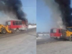 Горящий ритуальный автобус сняли на видео под Волгоградом