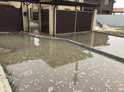 Из-за коммунальной аварии фекалии затопили улицу на западе Волгограда