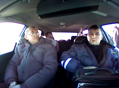 В Камышине пьяный водитель пытался обвинить инспекторов в насилии, разыграв спектакль. Видео