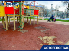  Дырявое покрытие на новой площадке в парке «Сказка» показал волгоградский фотограф
