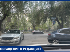 Любители халявной парковки заблокировали двор в центре Волгограда