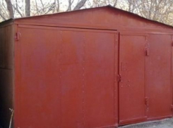 Под Волгоградом школьник переломал ногу, прыгая с гаража в школе  
