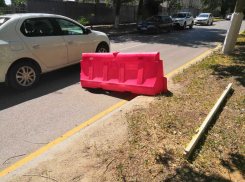 Опасный люк с торчащими  палками дорожники заделали  водоналивным баком в Волгограде