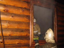 10 человек эвакуировали из горящей бани под Волгоградом 