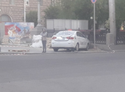 Яндекс-такси протаранило многострадальную ограду в центре Волгограда