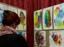 Талантливая художница из Волгограда с диагнозом ДЦП сама зарабатывает себе на реабилитацию